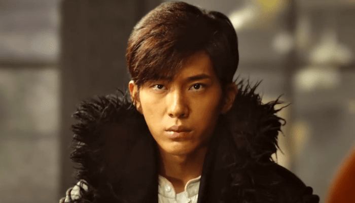 张起灵和张启山什么关系