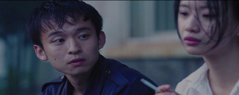 的故事背景是20世纪90年代的戴城,董子健饰演的路小路在一家糖精厂