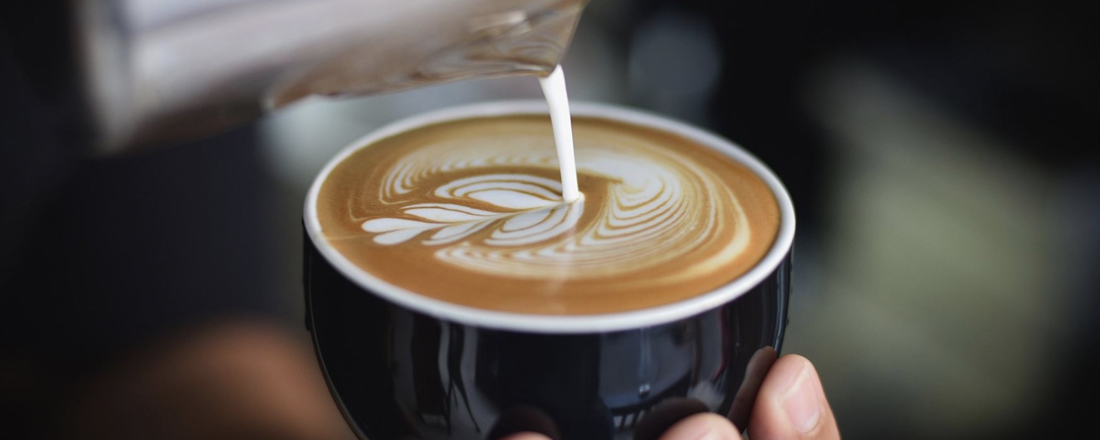 是使用滴滤式咖啡壶所制作出的黑咖啡,又或者是意式浓缩中加入大量的