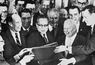 1963年8月5日 苏美英签署部分禁止核试验条约
