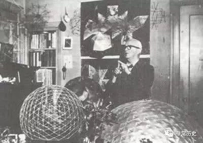 1952年8月30日 富勒设计出离奇的新式圆屋顶