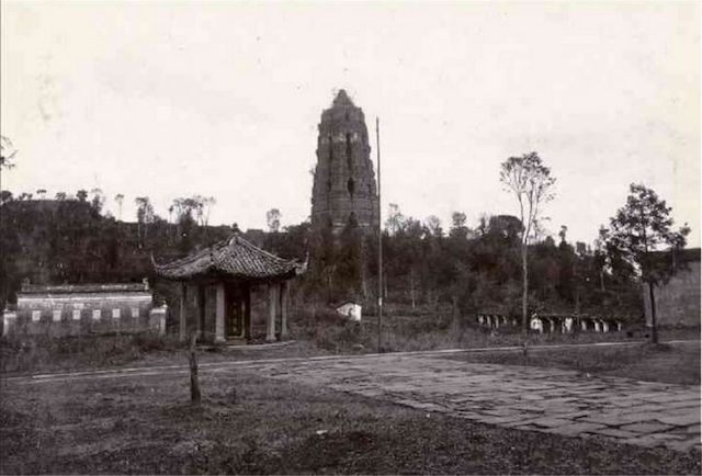 1924年9月25日 杭州雷峰塔倒坍