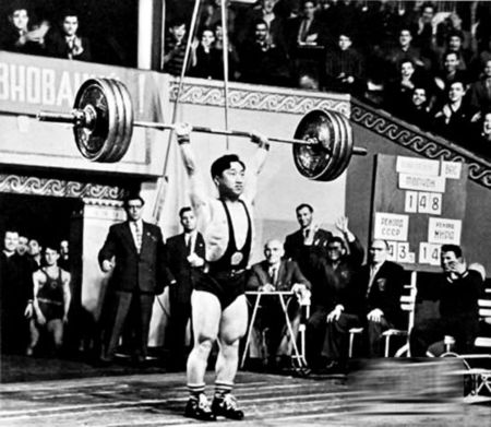 1958年9月26日 陈镜开打破举重挺举世界纪录