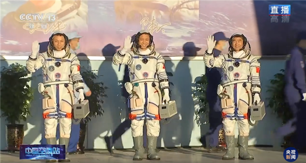 宇航员手上提的箱子干啥用