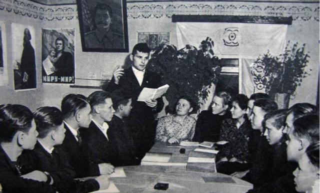 1927年10月1日 苏联开始实施第一个五年计划