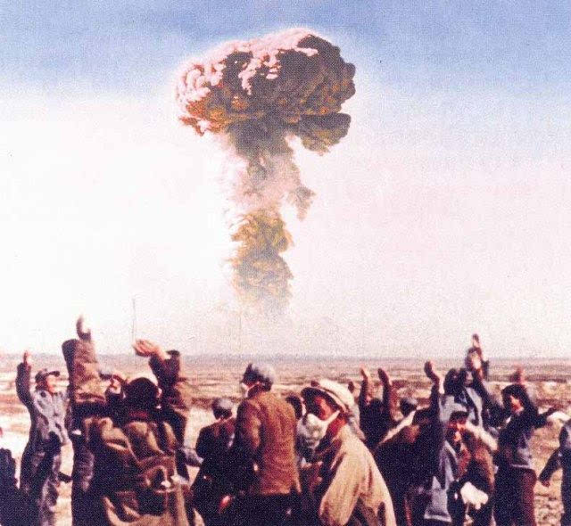 1964年10月16日 中国爆炸了第一颗原子弹
