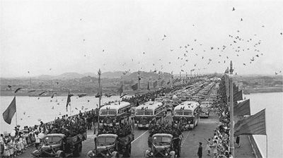 1957年10月15日 武汉长江大桥通车