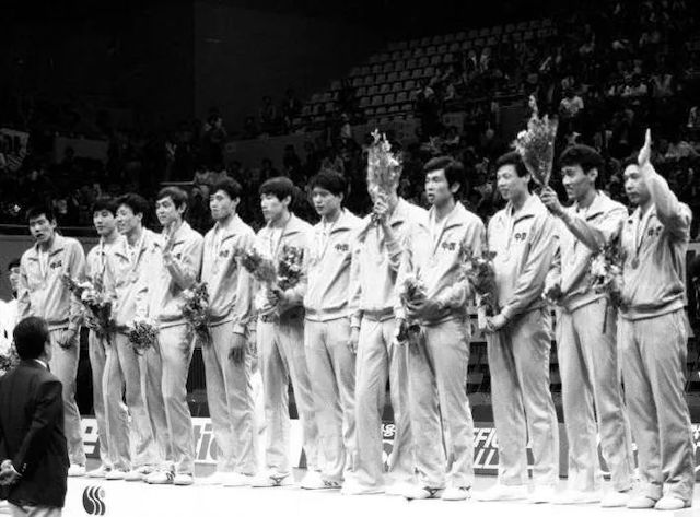 1986年10月4日 中国男排首次获得亚运会冠军