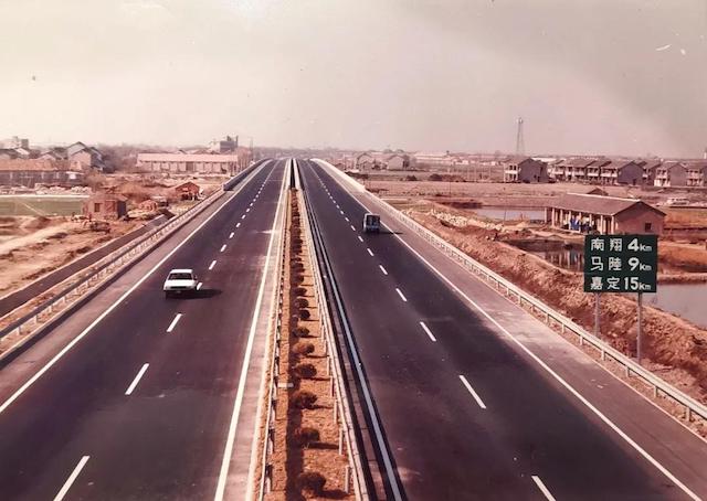1988年10月31日 我国第一条高速公路沪嘉公路开通