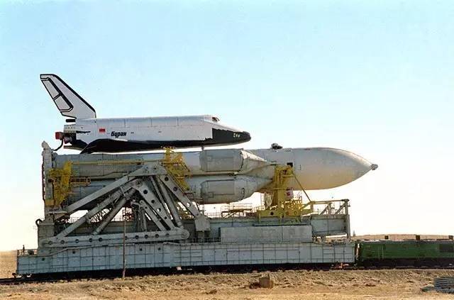 1988年11月15日 苏联首次发射航天飞机