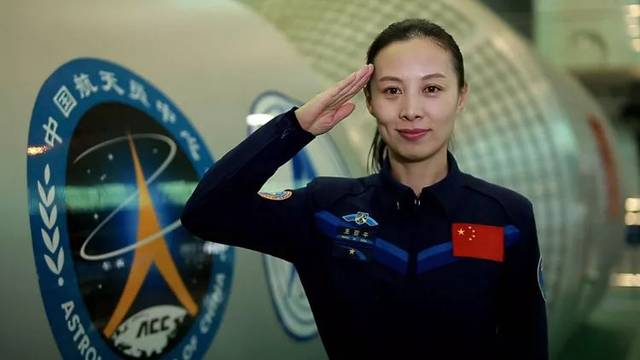 中国第一位出舱的女航天员